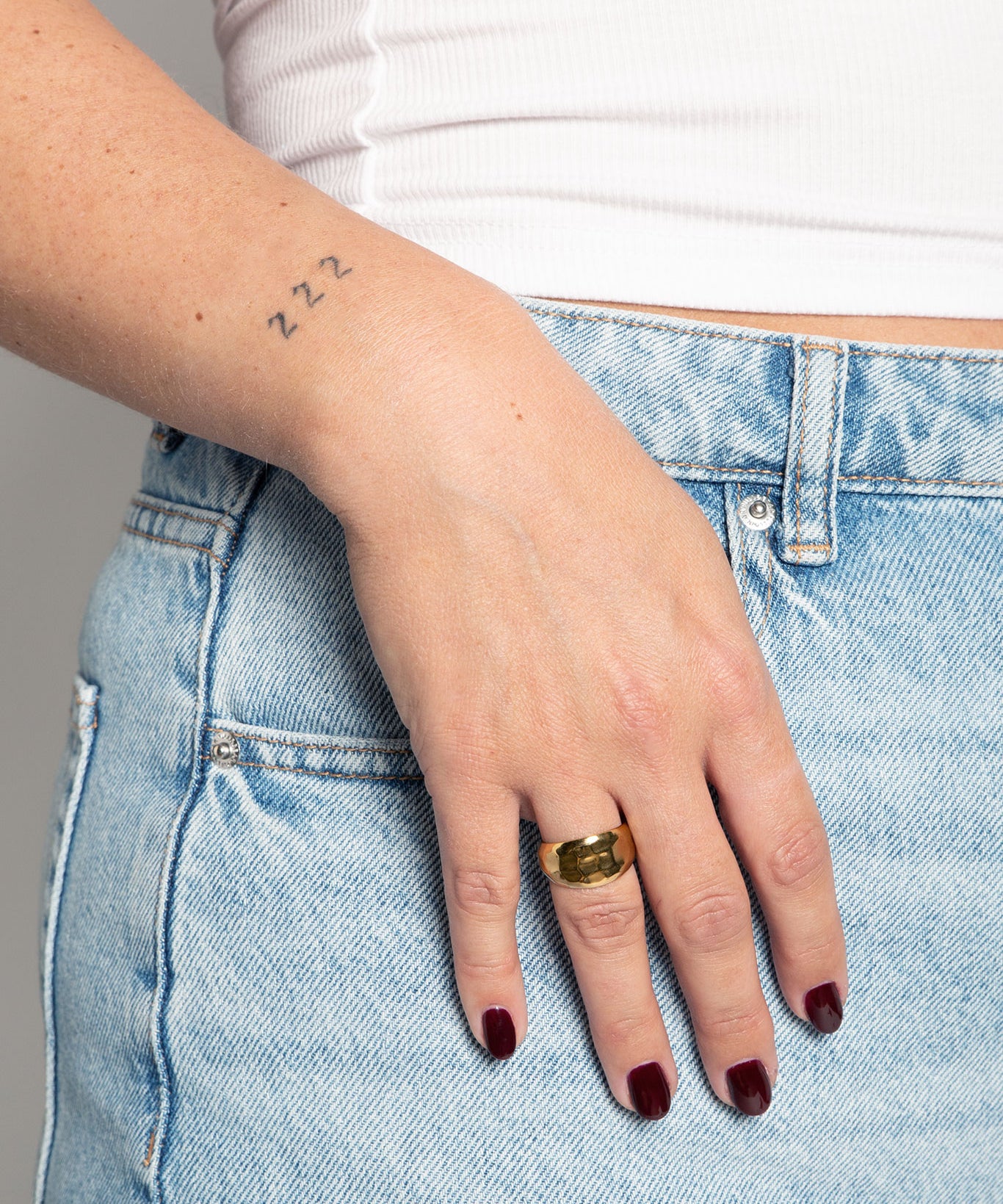 Ring Rund Gehämmert Edelstahl Gold am Model