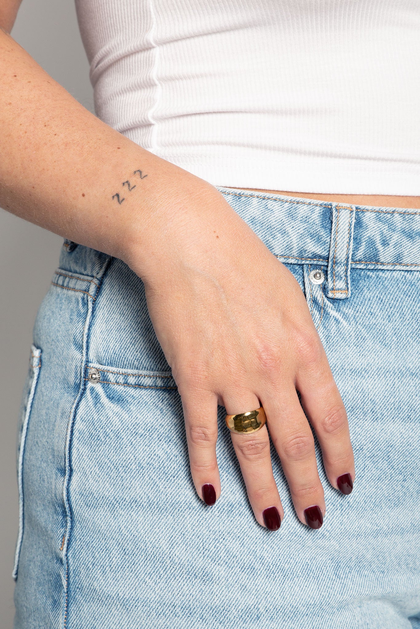 Ring Rund Gehämmert Edelstahl Gold am Model