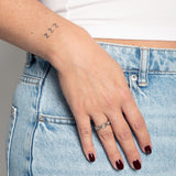 Ring Gereihte Herzen Edelstahl Silber am Model