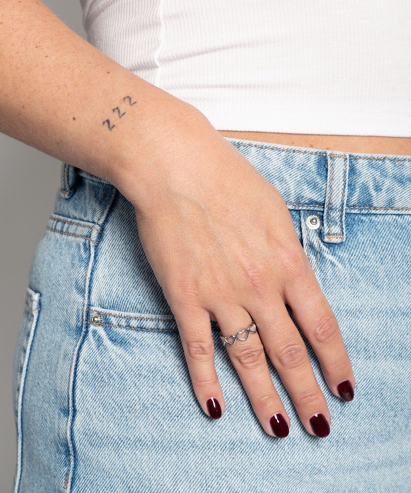 Ring Gereihte Herzen Edelstahl Silber am Model