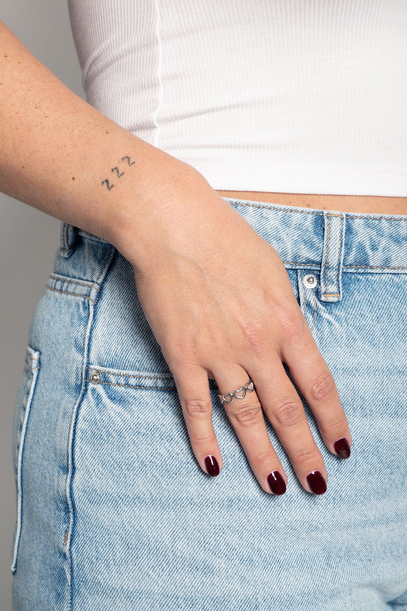 Ring Gereihte Herzen Edelstahl Silber am Model