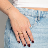 Ring Gereihte Herzen Edelstahl Gold am Model