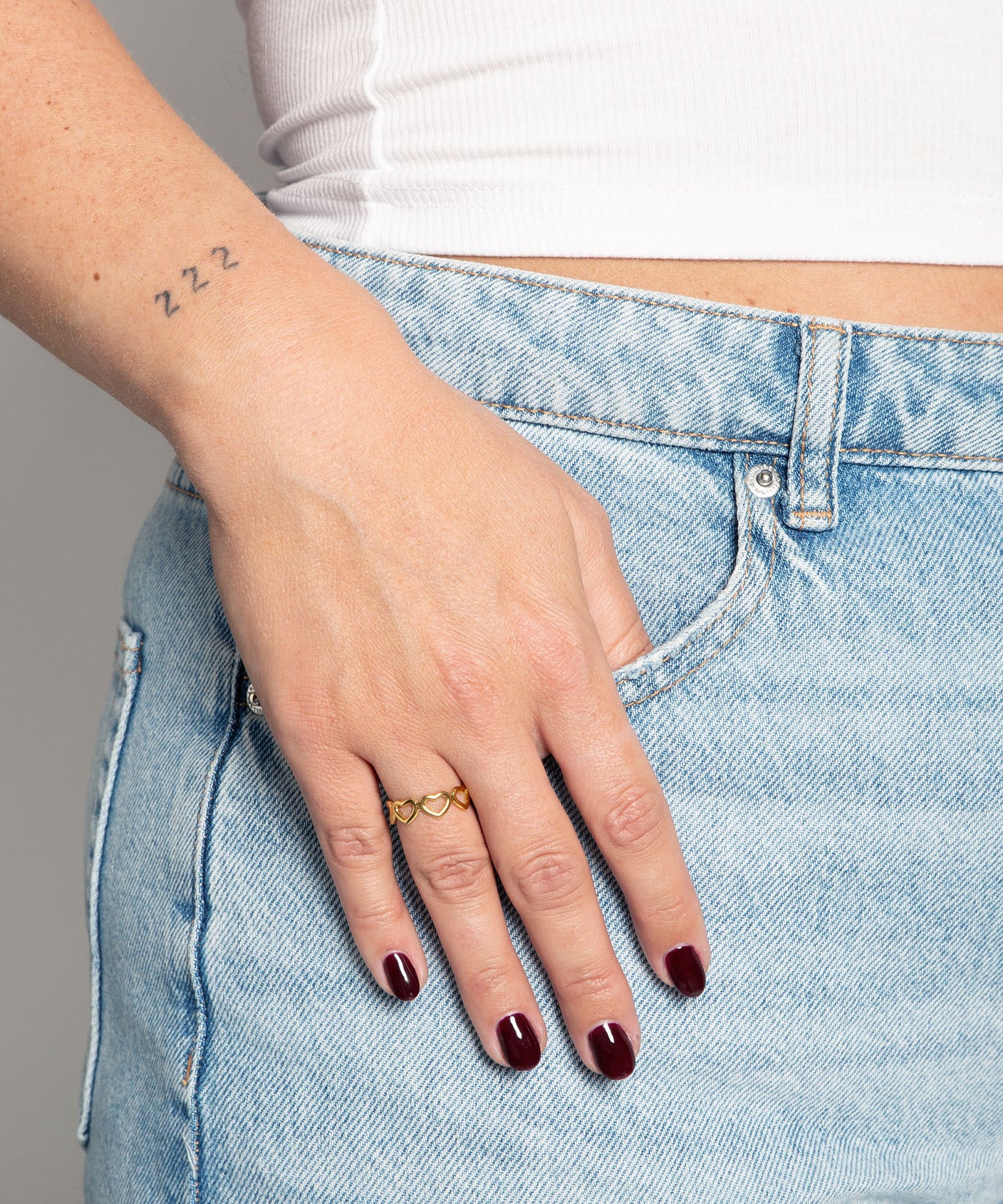 Ring Gereihte Herzen Edelstahl Gold am Model