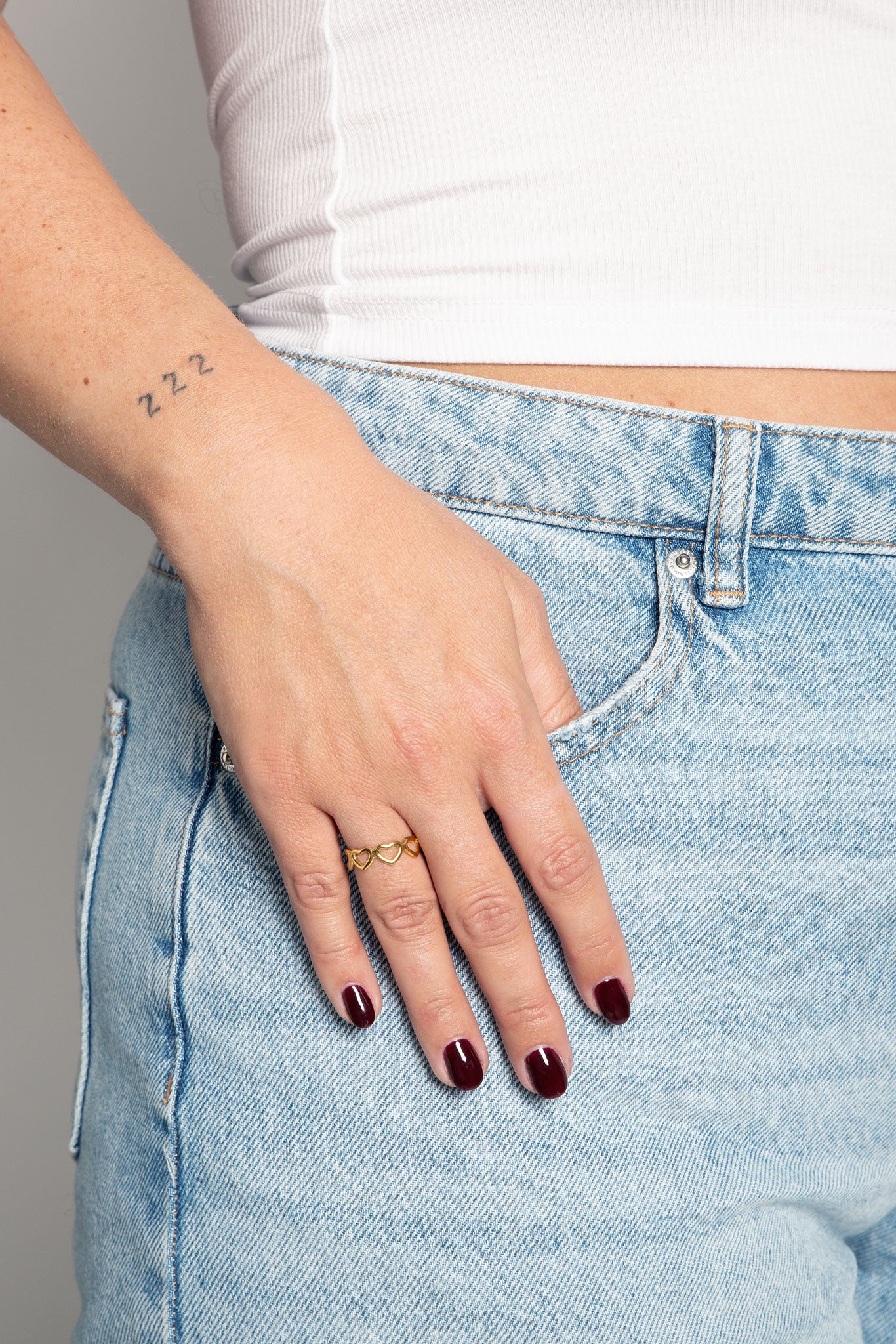 Ring Gereihte Herzen Edelstahl Gold am Model