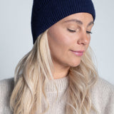 Beanie-Mütze mit Rippenstrick Schmal Dunkelblau Navy am Model von vorne