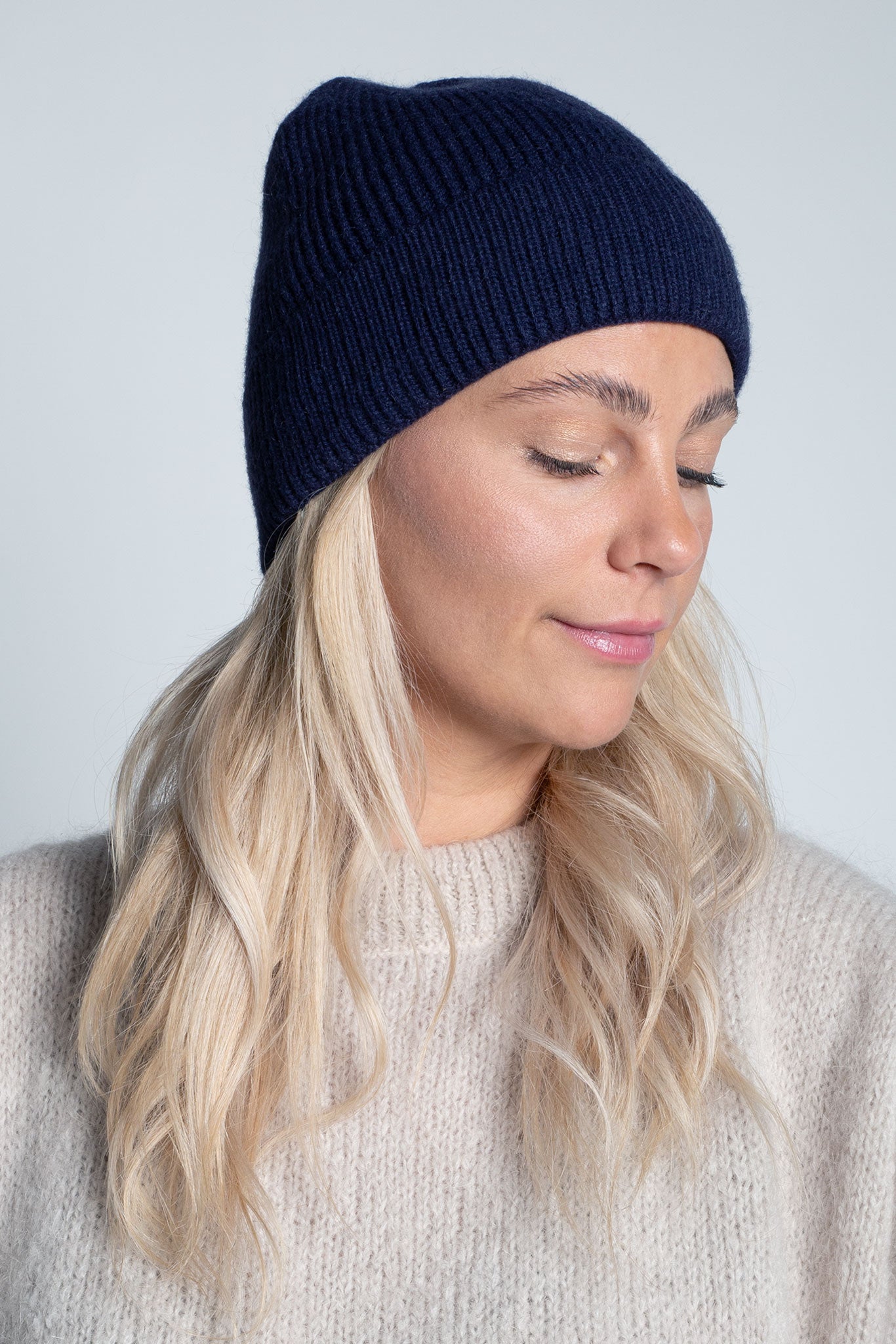 Beanie-Mütze mit Rippenstrick Schmal Dunkelblau Navy am Model von vorne