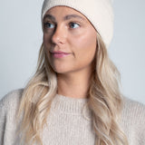 Beanie-Mütze mit Rippenstrick Schmal Hellbeige am Model von vorne