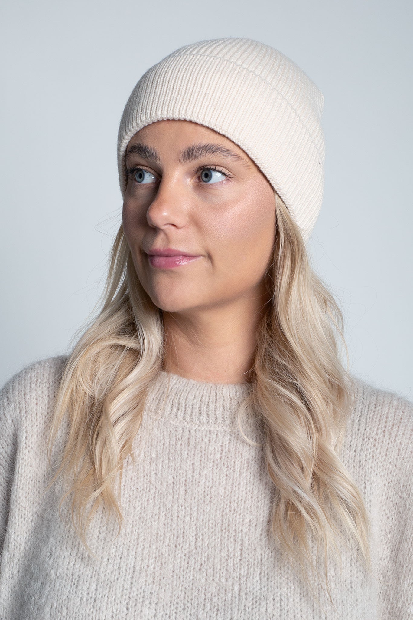 Beanie-Mütze mit Rippenstrick Schmal Hellbeige am Model von vorne