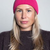 Beanie-Mütze mit Rippenstrick Medium Pink am Model vorne