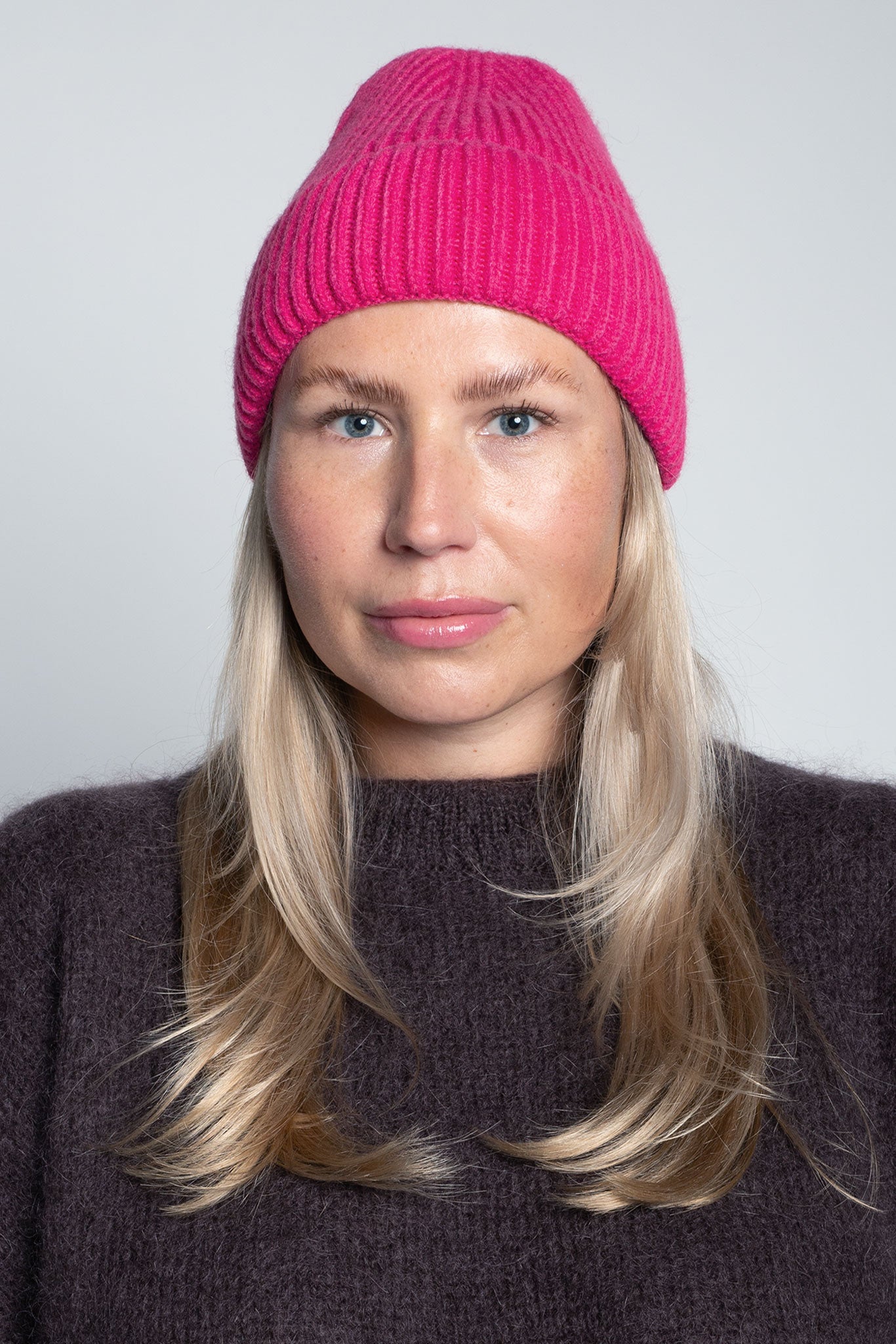 Beanie-Mütze mit Rippenstrick Medium Pink am Model vorne