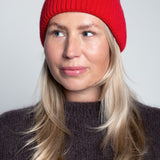 Beanie-Mütze mit Rippenstrick Medium Rot am Model vorne