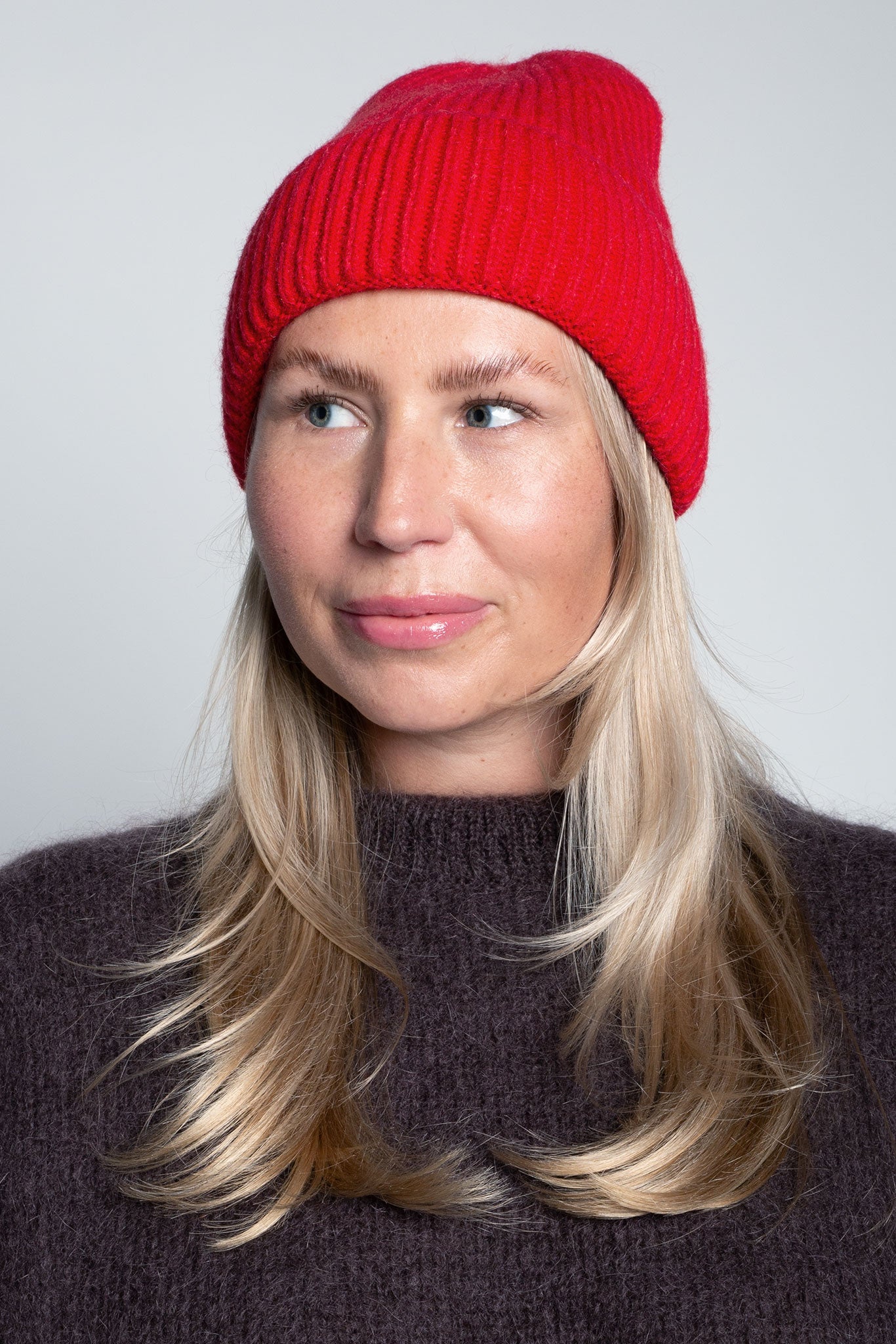 Beanie-Mütze mit Rippenstrick Medium Rot am Model vorne