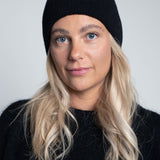 Beanie-Mütze mit Rippenstrick Schmal Schwarz am Model von vorne