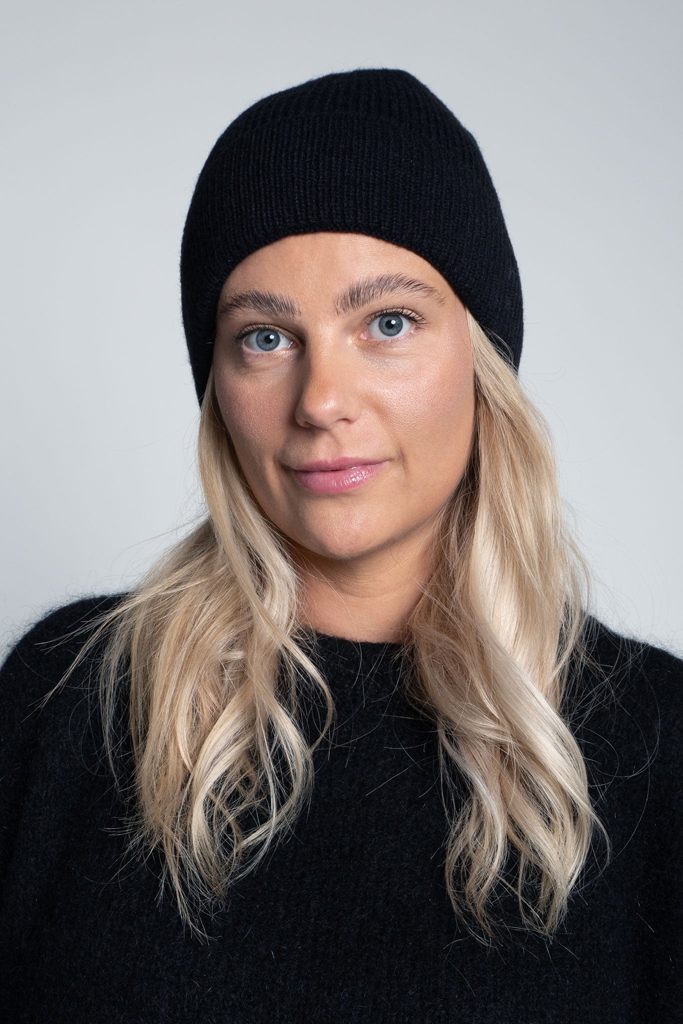 Beanie-Mütze mit Rippenstrick Schmal Schwarz am Model von vorne