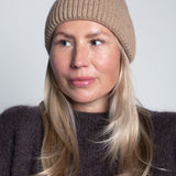 Beanie-Mütze mit Rippenstrick Medium Hellbraun Beige am Model von vorne