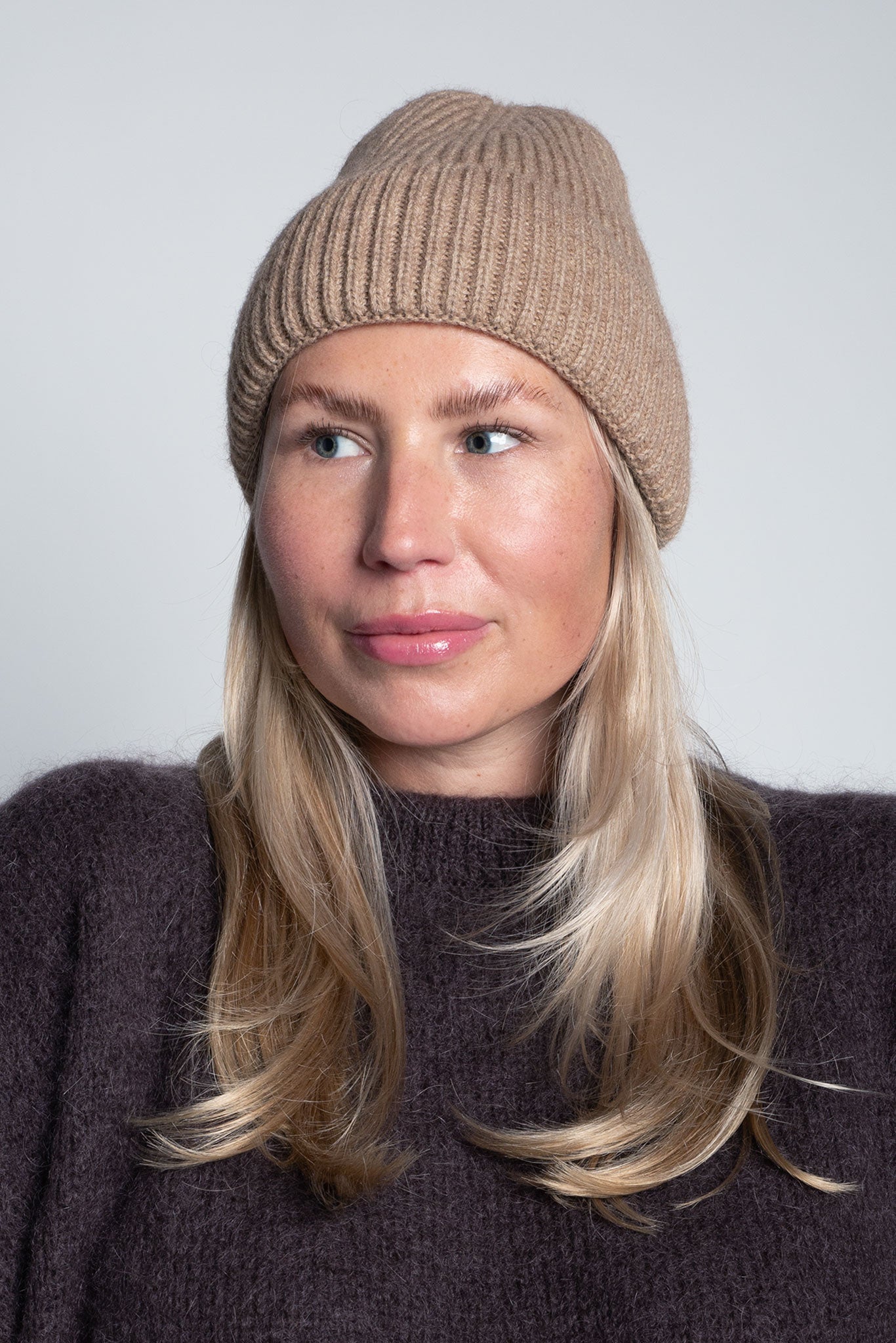 Beanie-Mütze mit Rippenstrick Medium Hellbraun Beige am Model von vorne