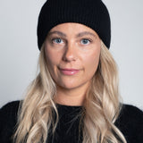 Beanie-Mütze mit Rippenstrick Groß Schwarz am Model von vorne
