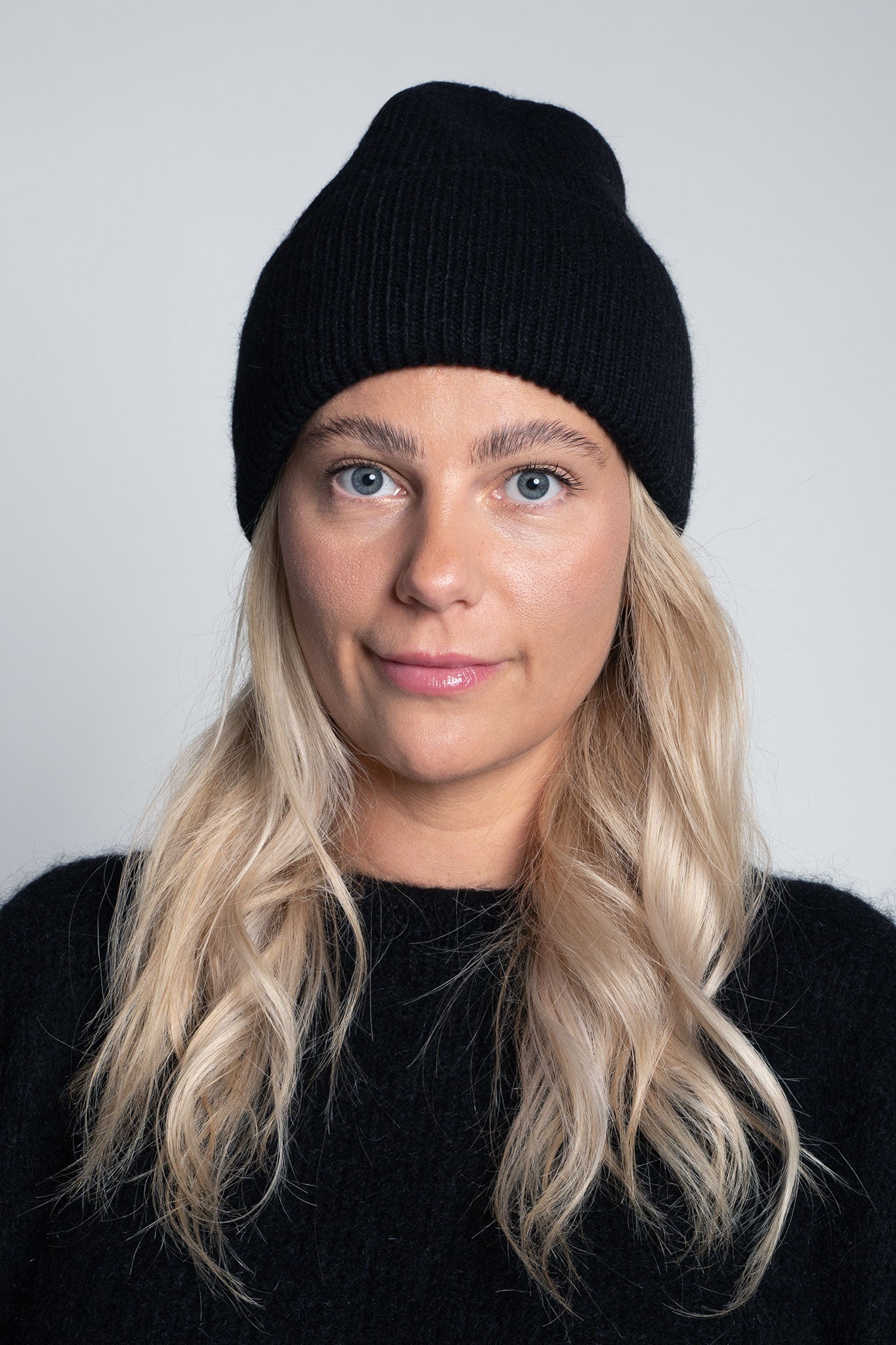 Beanie-Mütze mit Rippenstrick Groß Schwarz am Model von vorne