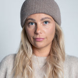 Beanie-Mütze mit Rippenstrick Groß Greige am Model von vorne
