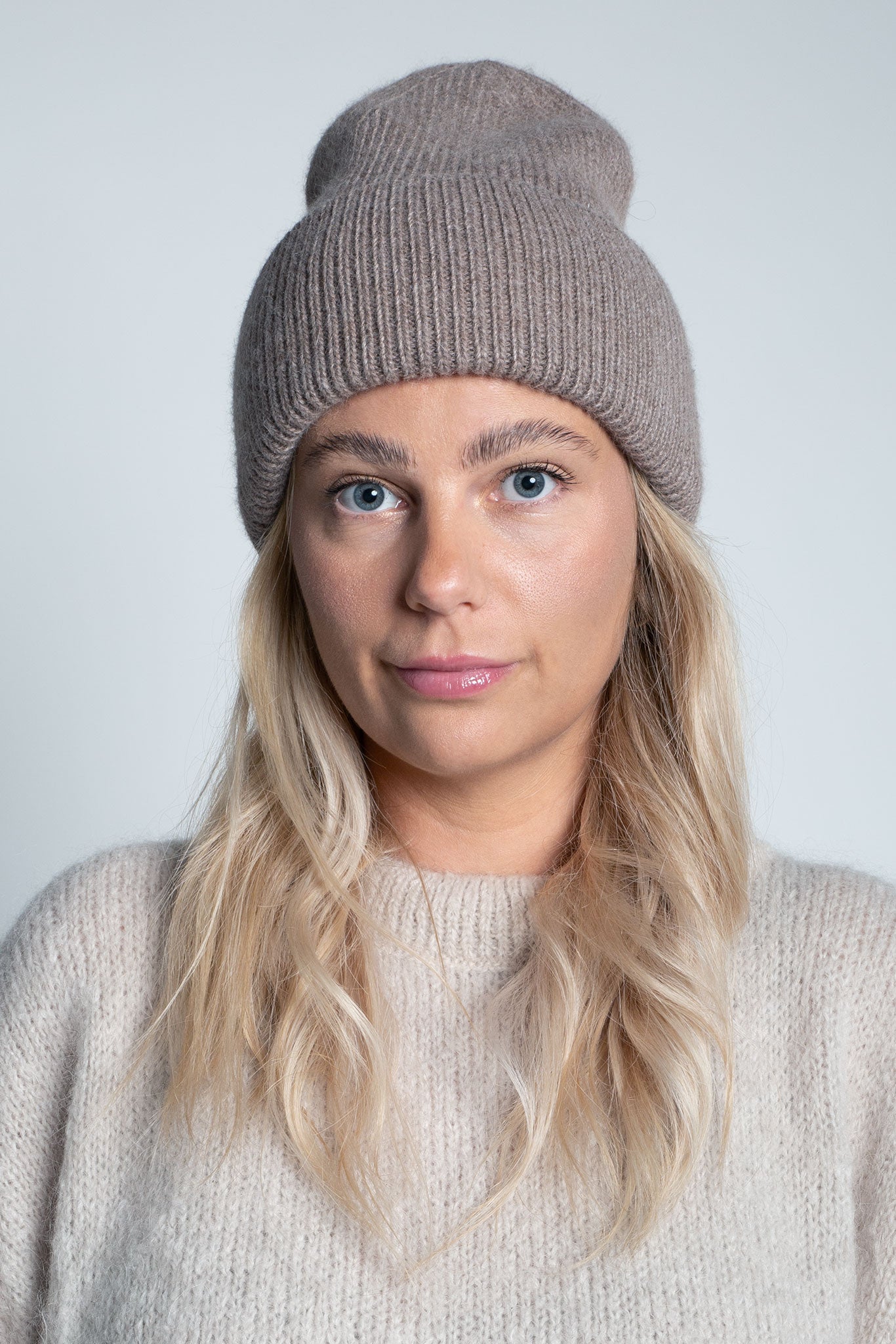 Beanie-Mütze mit Rippenstrick Groß Greige am Model von vorne