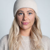 Beanie-Mütze mit Rippenstrick Groß Hellbeige am Model von vorne