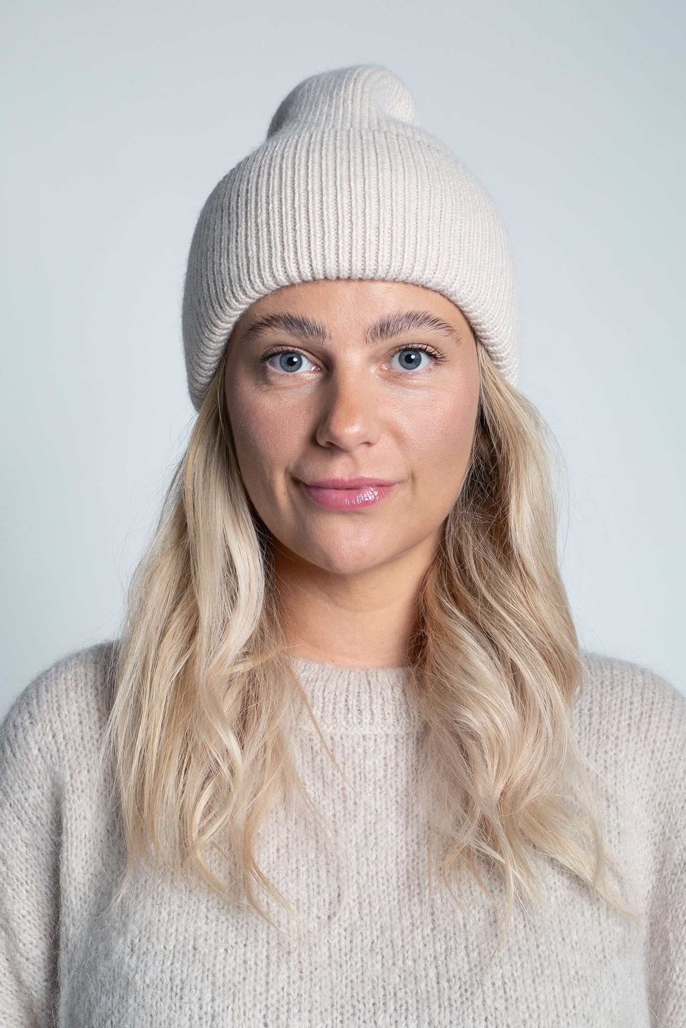 Beanie-Mütze mit Rippenstrick Groß Hellbeige am Model von vorne