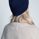 Beanie-Mütze mit Rippenstrick Schmal Dunkelblau Navy am Model von hinten
