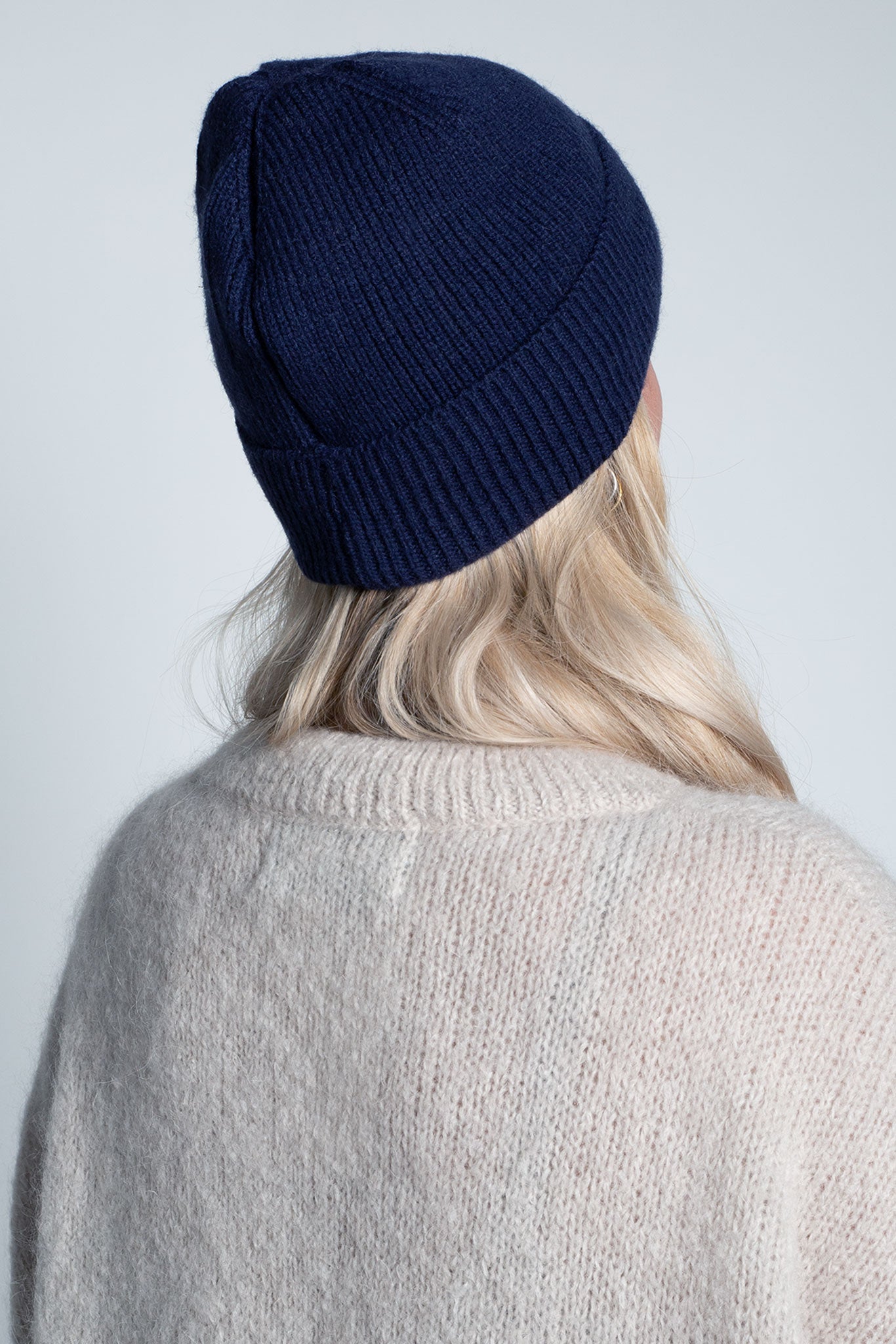 Beanie-Mütze mit Rippenstrick Schmal Dunkelblau Navy am Model von hinten