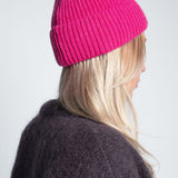 Beanie-Mütze mit Rippenstrick Medium Pink am Model hinten