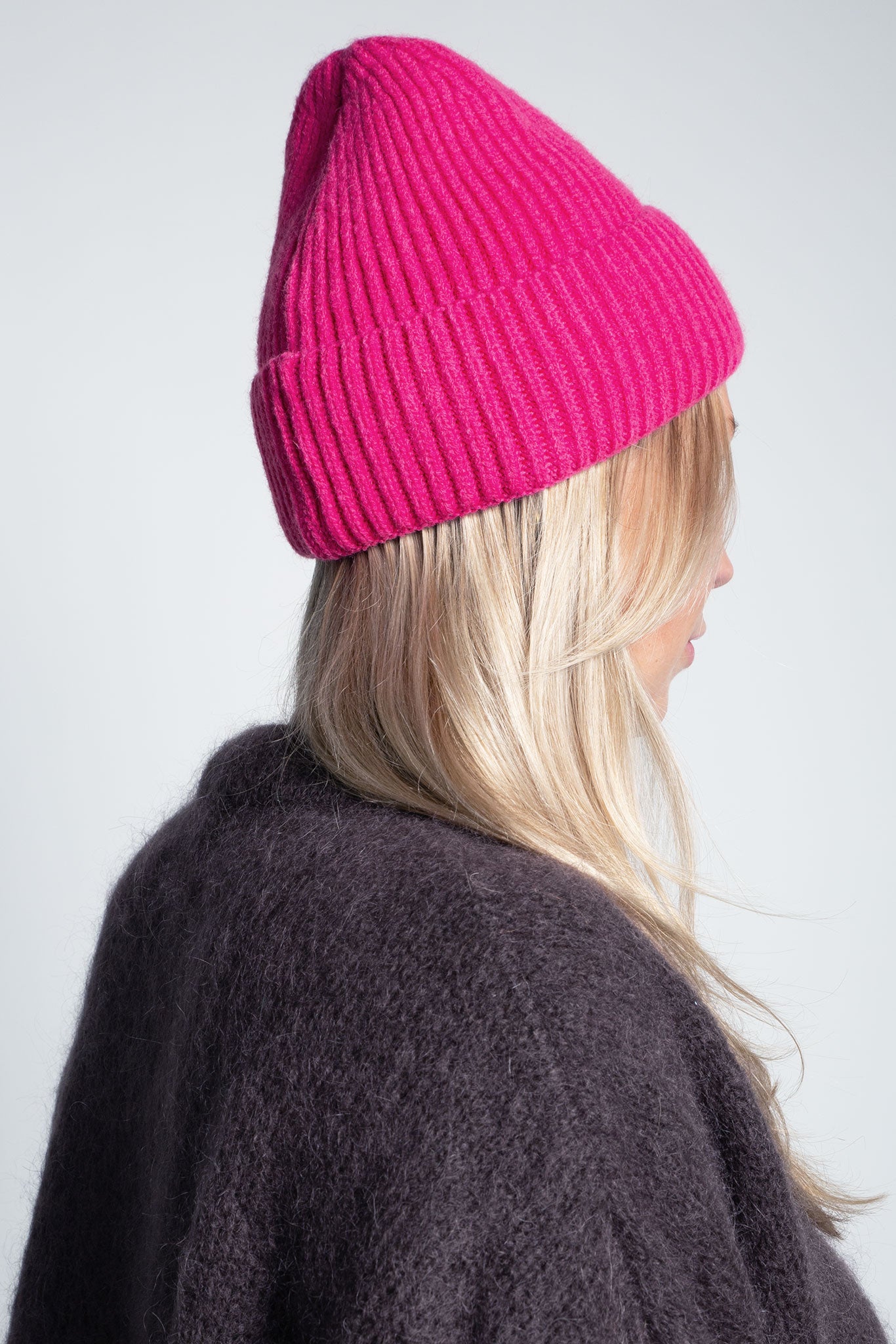Beanie-Mütze mit Rippenstrick Medium Pink am Model hinten