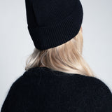 Beanie-Mütze mit Rippenstrick Schmal Schwarz am Model von hinten
