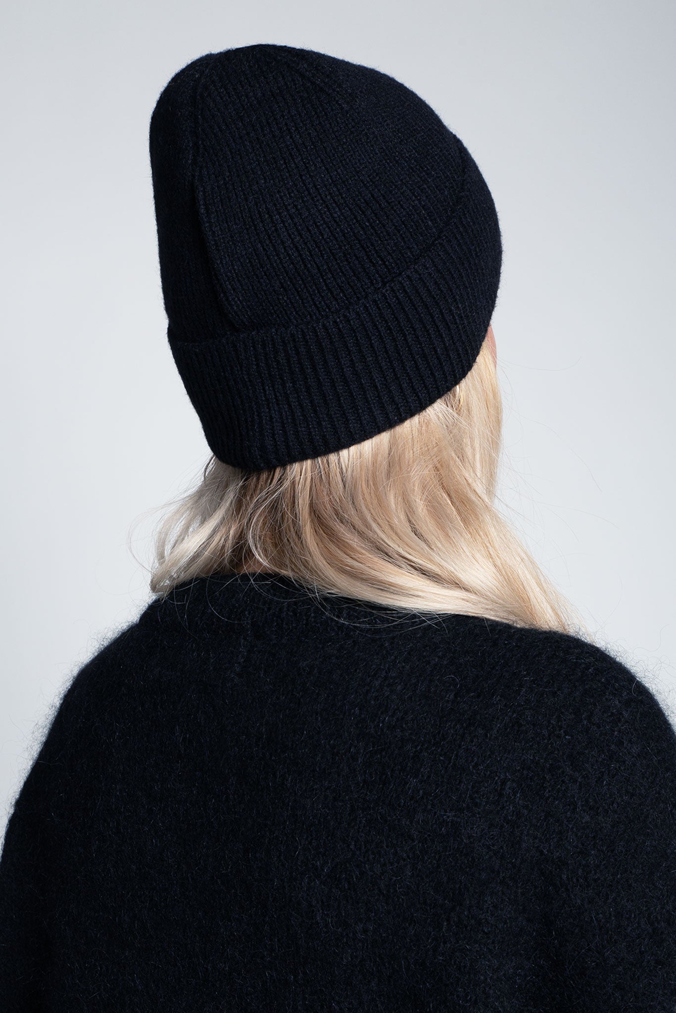 Beanie-Mütze mit Rippenstrick Schmal Schwarz am Model von hinten