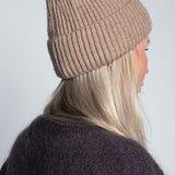 Beanie-Mütze mit Rippenstrick Medium Hellbraun Beige am Model von hinten