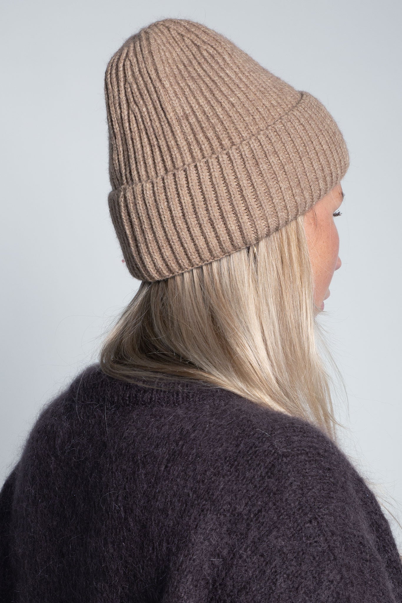 Beanie-Mütze mit Rippenstrick Medium Hellbraun Beige am Model von hinten