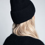 Beanie-Mütze mit Rippenstrick Groß Schwarz am Model von hinten