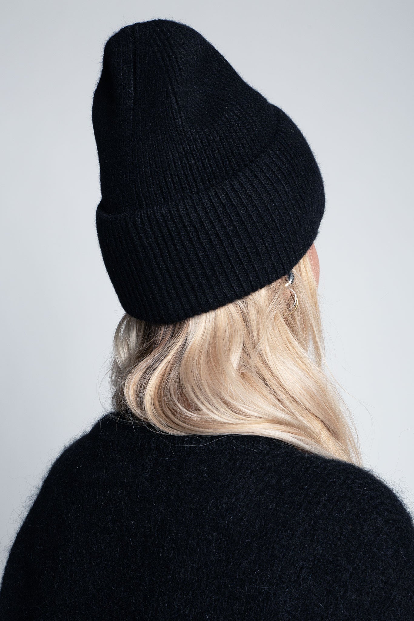 Beanie-Mütze mit Rippenstrick Groß Schwarz am Model von hinten