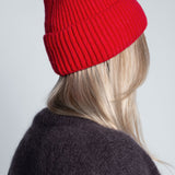 Beanie-Mütze mit Rippenstrick Medium Rot am Model von hinten