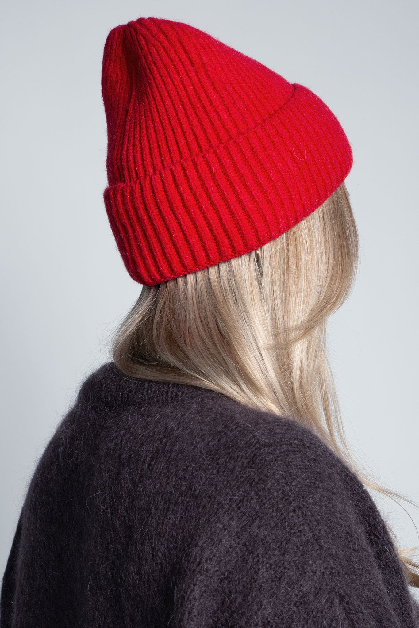 Beanie-Mütze mit Rippenstrick Medium Rot am Model von hinten