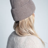 Beanie-Mütze mit Rippenstrick Groß Greige am Model von hinten