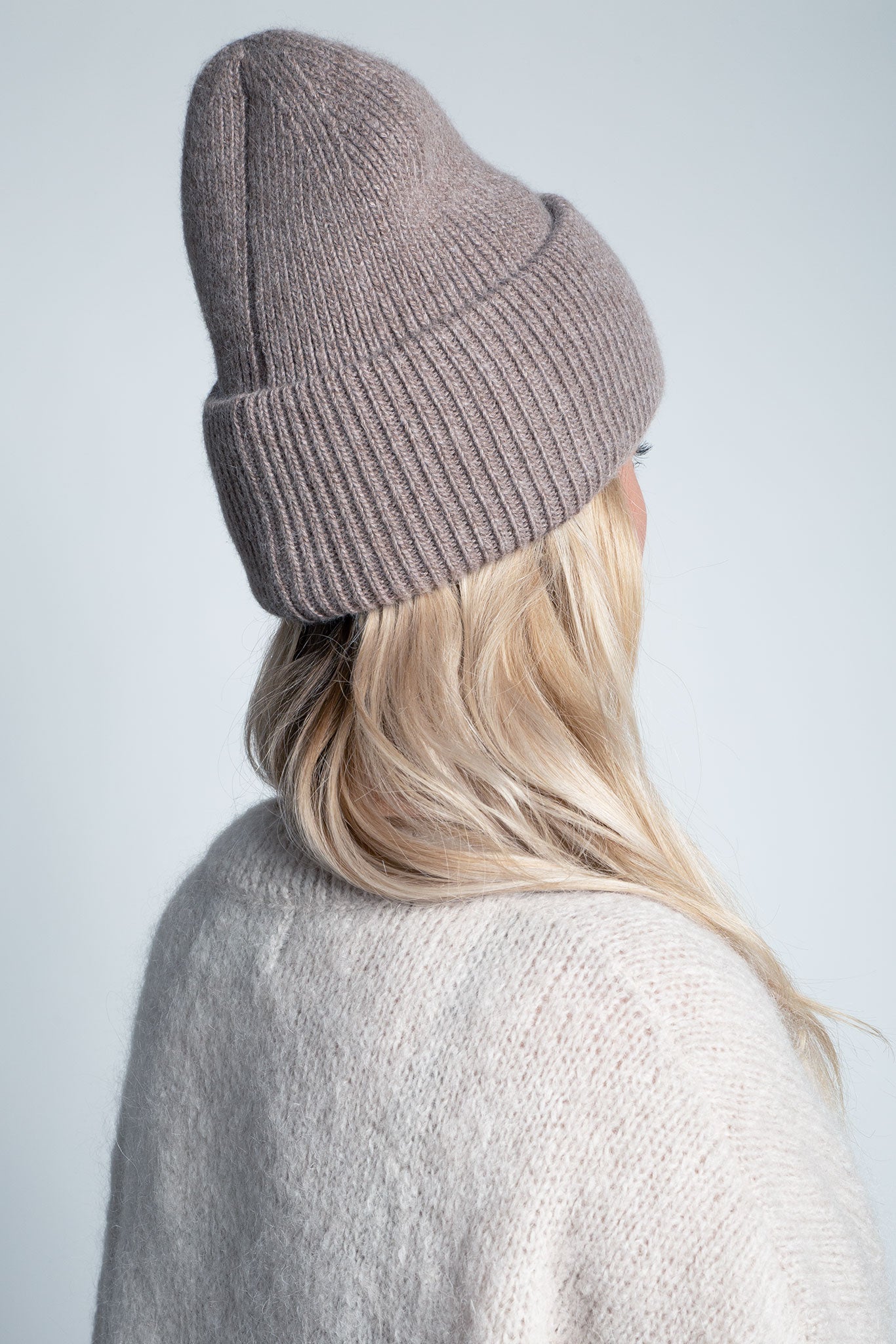Beanie-Mütze mit Rippenstrick Groß Greige am Model von hinten
