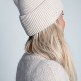 Beanie-Mütze mit Rippenstrick Groß Hellbeige am Model von hinten