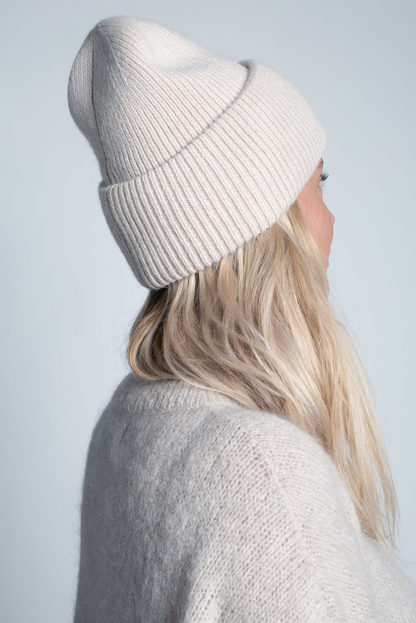 Beanie-Mütze mit Rippenstrick Groß Hellbeige am Model von hinten