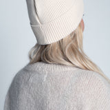 Beanie-Mütze mit Rippenstrick Schmal Hellbeige am Model von hinten
