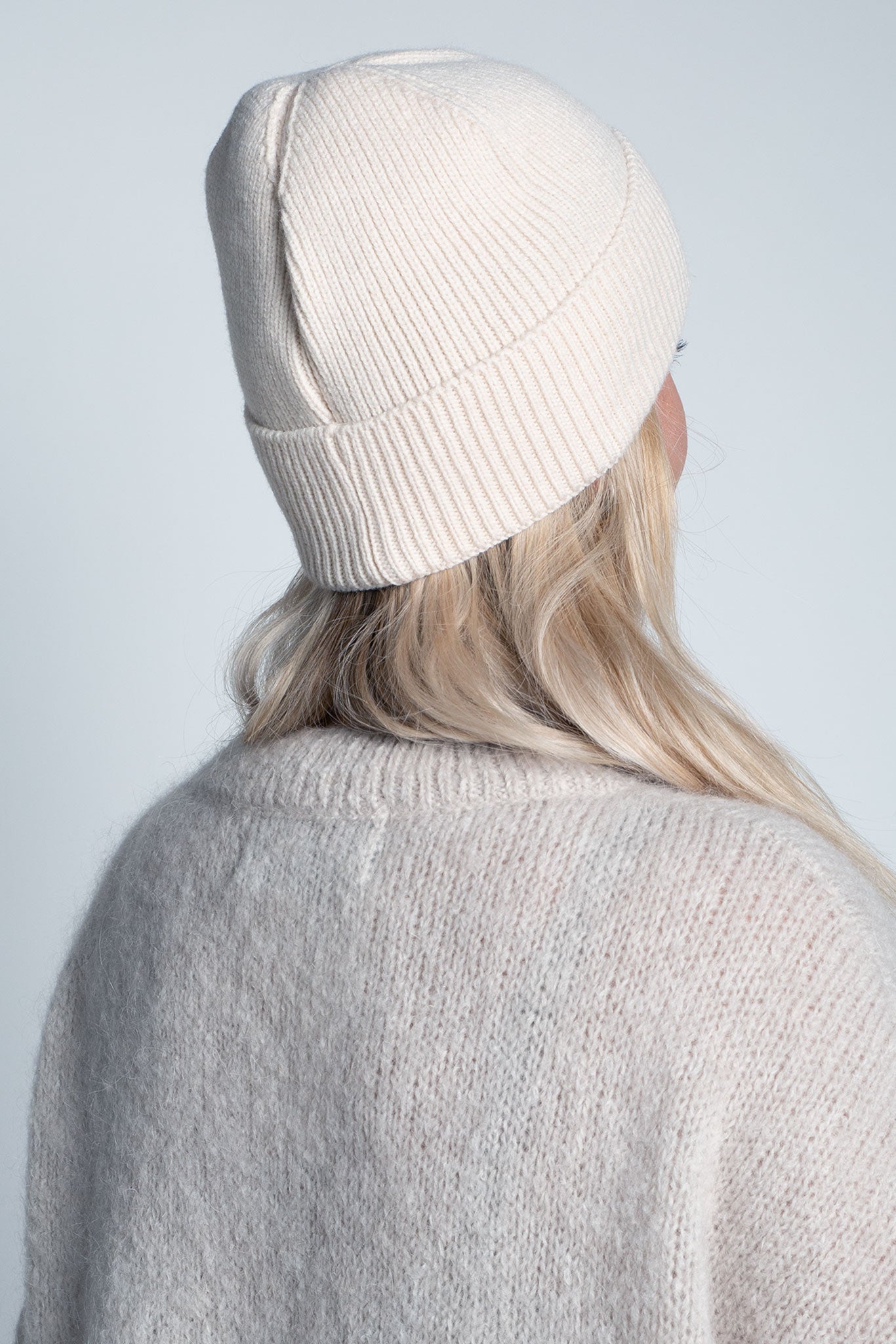 Beanie-Mütze mit Rippenstrick Schmal Hellbeige am Model von hinten
