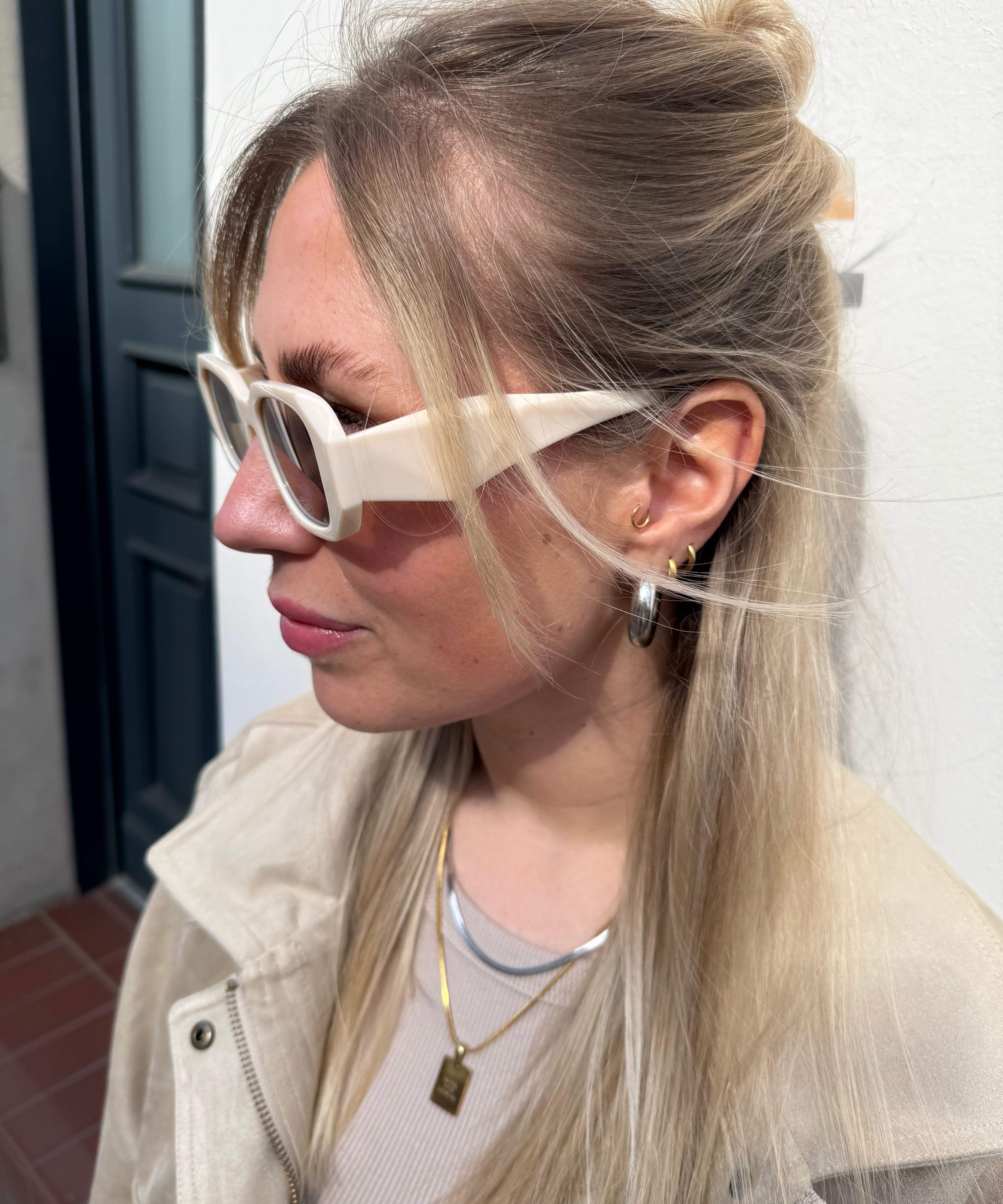 Sonnenbrille eckige Gläser breites Gestell Creme