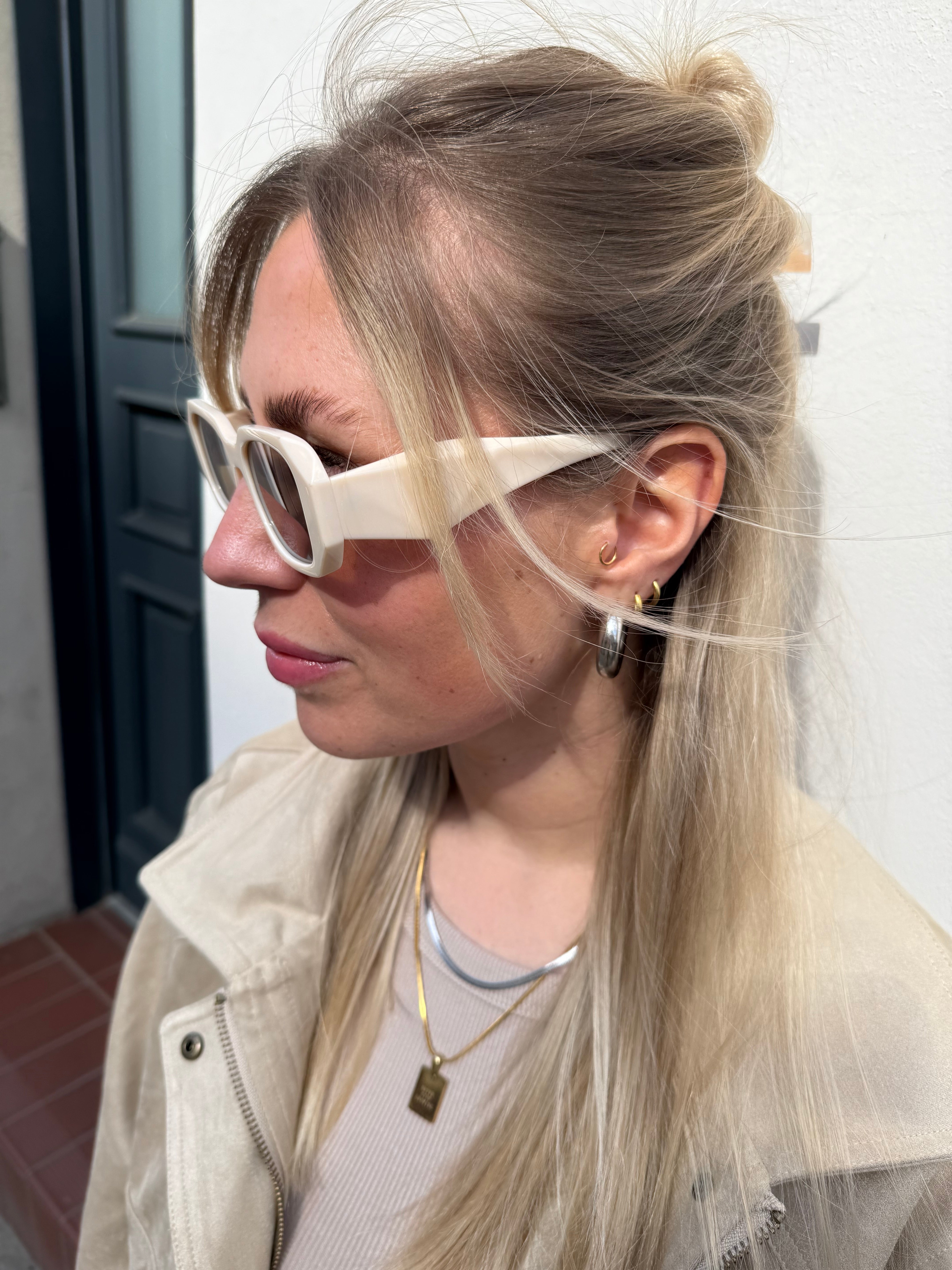 Sonnenbrille eckige Gläser breites Gestell Creme