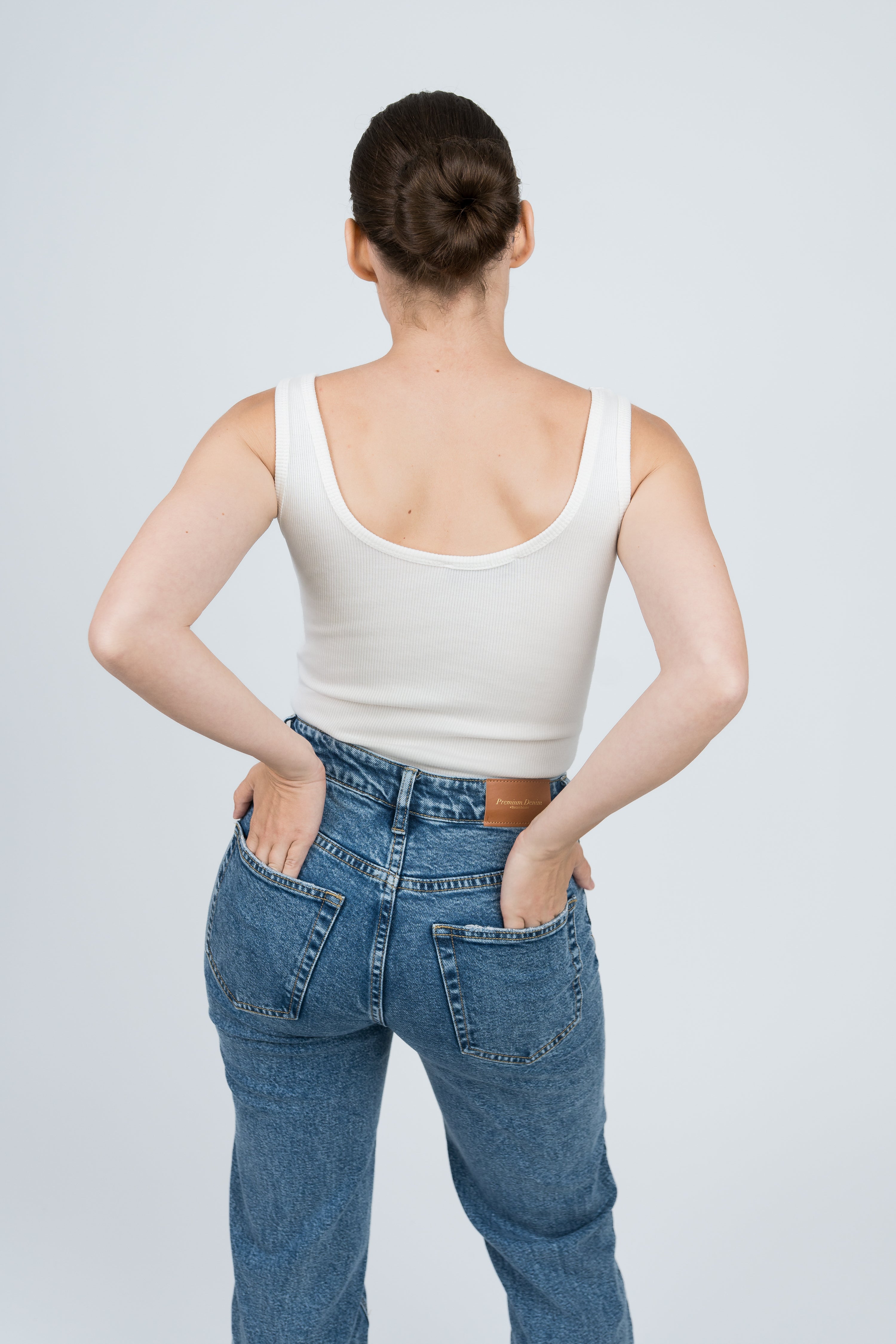 Body Gerippt mit Druckköpfen Weiß von hinten