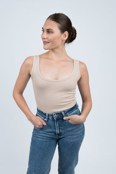 Body Gerippt mit Druckknöpfen Beige von vorne