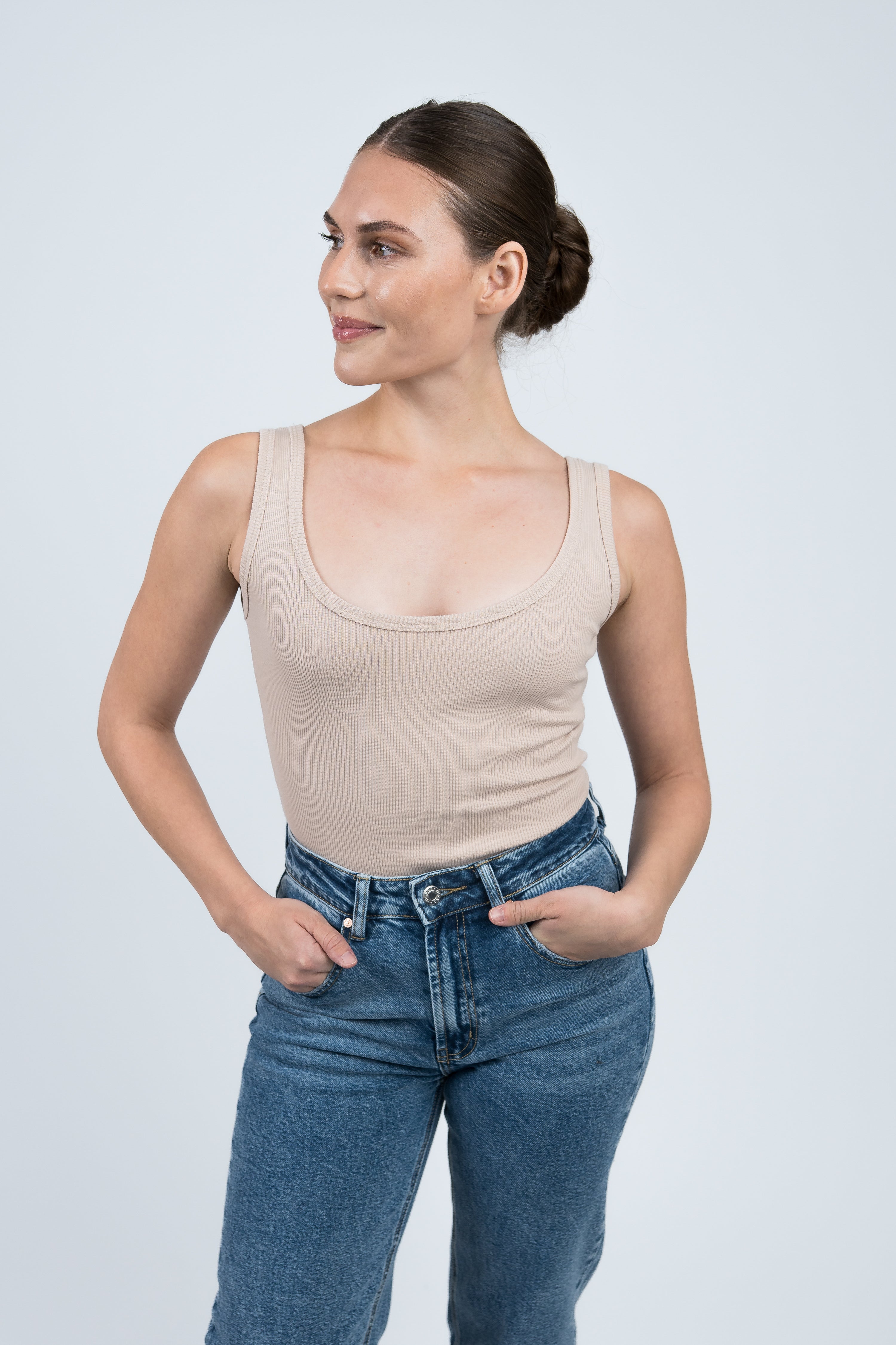 Body Gerippt mit Druckknöpfen Beige von vorne
