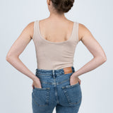 Body Gerippt mit Druckknöpfen Beige von hinten